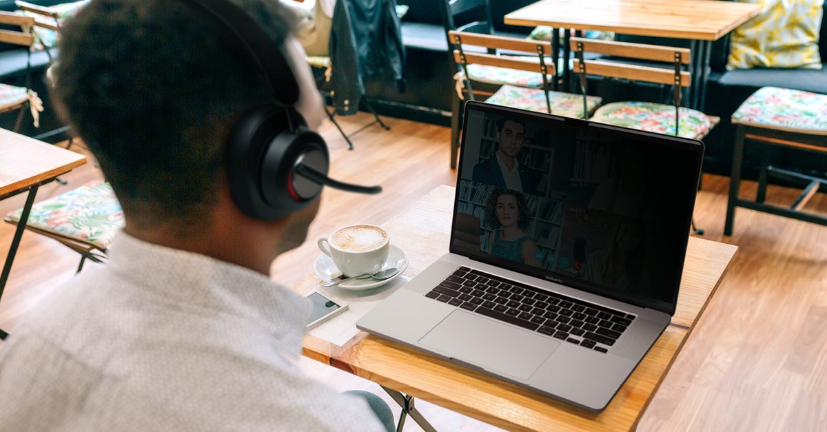 Using a privacy filter on laptop while working in a coffee shop .