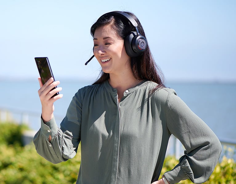 Woman having a videocall wearing her H3000 headset.